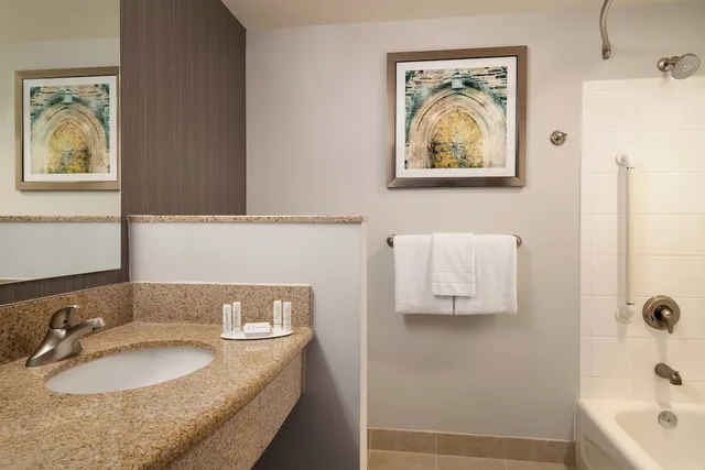 غرفة بسرير كينج لذوي الإعاقة، Courtyard by Marriott Ewing Princeton 3/7