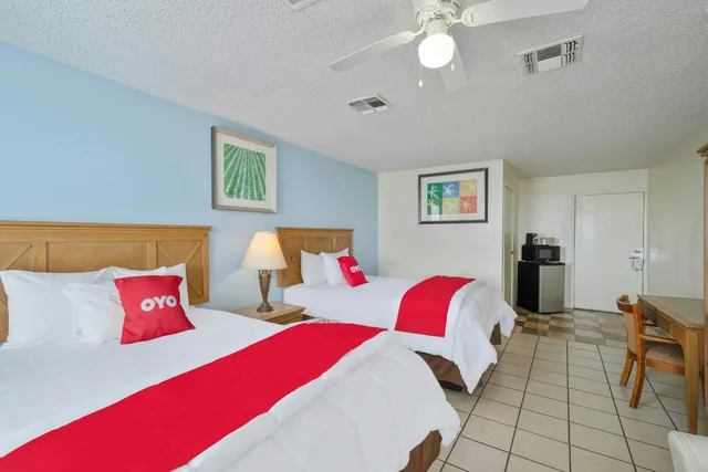 2 Queen Bed & 1 Full Bed، OYO Hotel Rockport- Bay View 3/5
