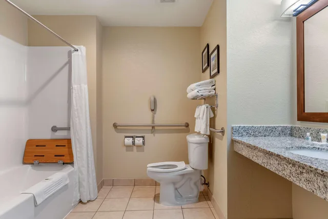 جناح، Comfort Suites Grand Rapids North 4/4