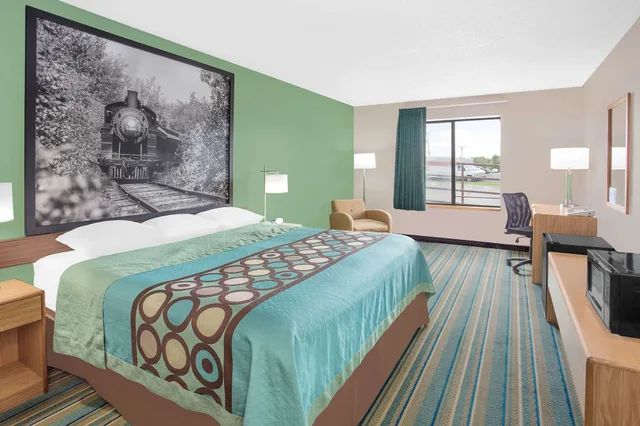 Room, King Bed, Super 8 By Wyndham Beaver Dam 1/4
