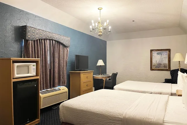 Room, 2 Queen Beds, The Chateau Hotel And Conference Center 4/8