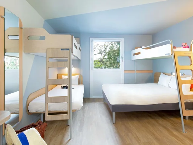 Family, 1 Double and 3 Single Beds، Ibis Budget Cavaillon 2/4