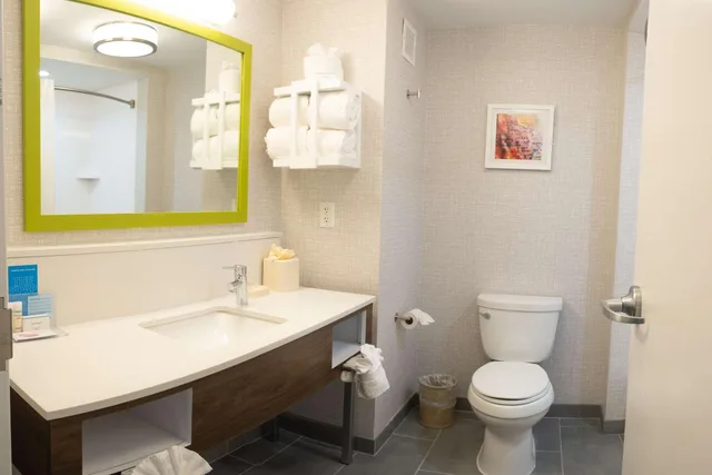 غرفة بسرير كينج وسريرين كوين، Hampton Inn And Suites Dallas Lewisville Vista Ridge Mall 5/6