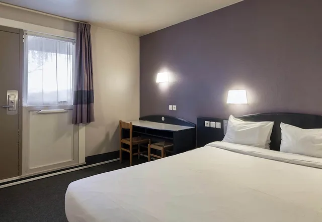 غرفة بسرير مزدوج لذوي الإعاقة، B&B HOTEL Saclay 1/2