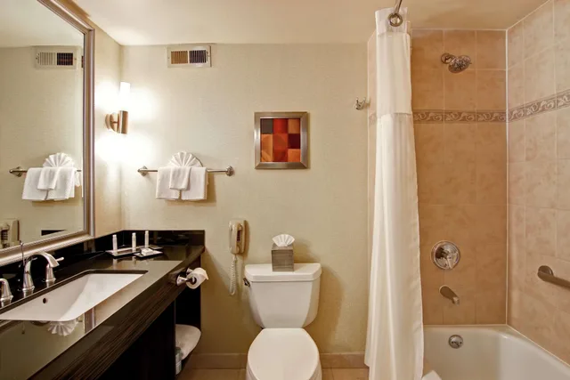 غرفة ديلوكس بسريرين كوين بإطلالة على الحديقة بشرفة، DoubleTree by Hilton Hotel Pleasanton at the Club 2/2
