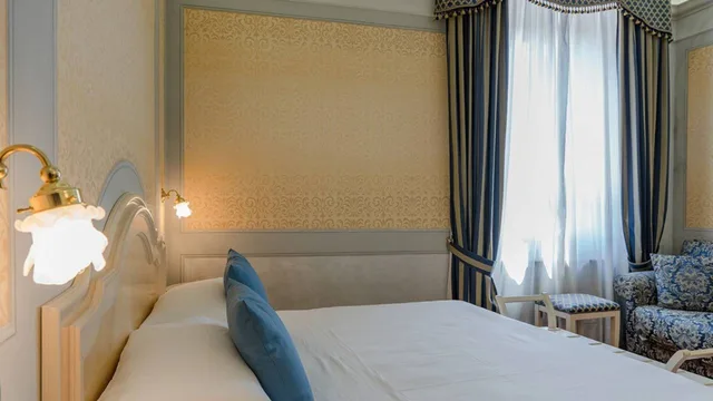 غرفة ديلوكس بسرير مزدوج، Phi Hotel Canalgrande 2/6