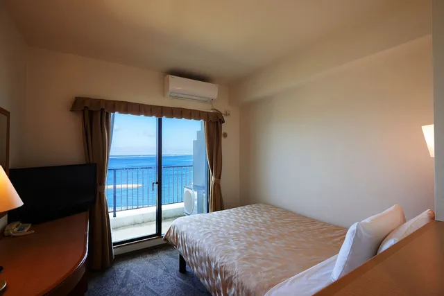 غرفة بسرير مزدوج بإطلالة على البحر، Naha Beach Side Hotel 2/7