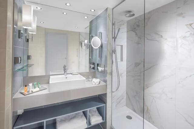 جناح تنفيذي بسرير كينج مع أريكة، Hilton Prague Old Town 3/3