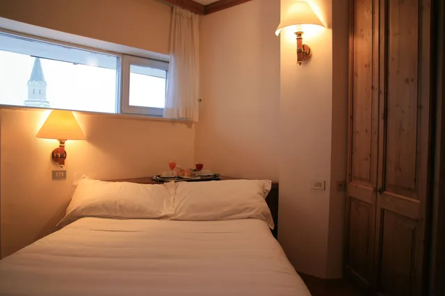 غرفة كلاسيكية ثلاثية بسرير مزدوج وسرير فردي، Hotel Alaska Cortina 4/10