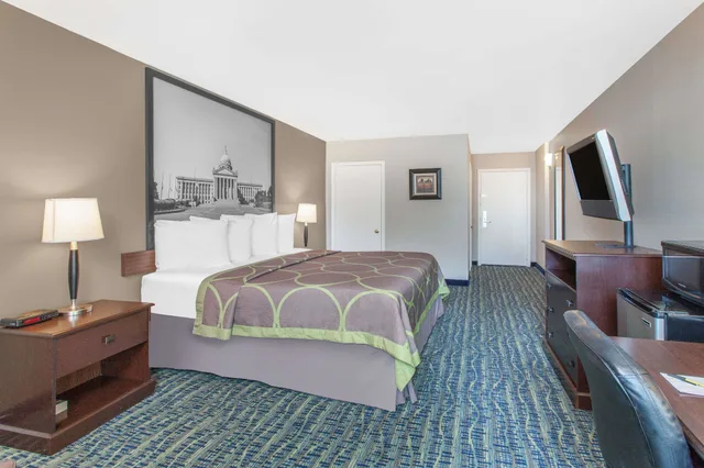 غرفة قياسية بسرير كينج لذوي الإعاقة، Super 8 by Wyndham Oklahoma City 1/1