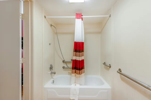 غرفة بسرير كينج لذوي الإعاقة، Red Roof Inn Kalamazoo East 9/9