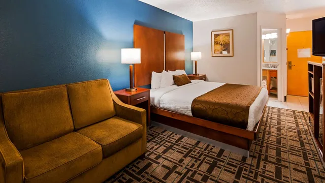 غرفة بسرير كينج مع أريكة، Best Western Plus Richmond Airport Hotel 4/8