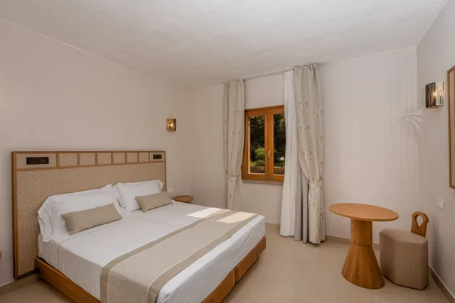 غرفة كلاسيكية بسرير كينج بإطلالة على الحديقة، Myo Hotel Rocce Sarde 3/7