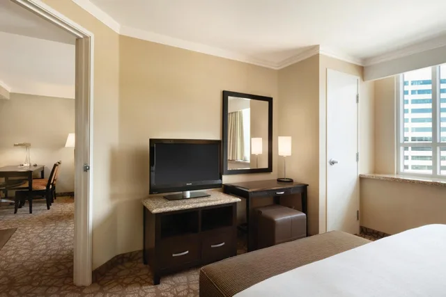 جناح بسرير كينج بغرفتين مع أريكة، Embassy Suites by Hilton Los Angeles Glendale 4/7
