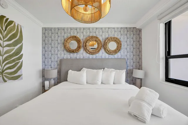 Coastal, Chic, King Bed, 1 King and 2 Queen Beds, Sofa، The Alexander All Suite Oceanfront Resort 2/4
