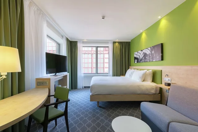 غرفة عائلية بسرير كينج مع أريكة بمطبخ صغير، Hampton by Hilton Antwerp Central Station 3/4