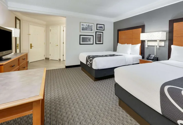 غرفة بسريرين مزدوجين لذوي الإعاقة، La Quinta Inn & Suites by Wyndham Dallas - Addison Galleria 2/7