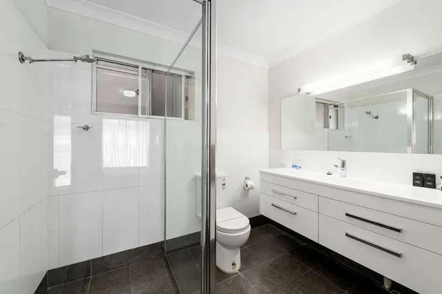 شقة بسرير كوين وسريرين منفصلين بشرفة، Quality Inn Ashby House Tamworth 2/3