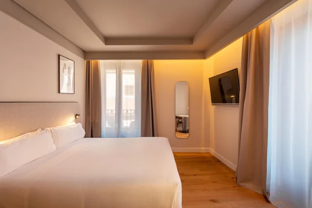 غرفة بسرير كوين بإطلالة، Petit Palace Preciados 1/9