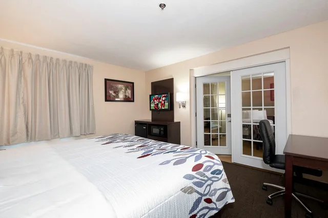 جناح بسرير كينج، Red Roof PLUS Phoenix West 3/5