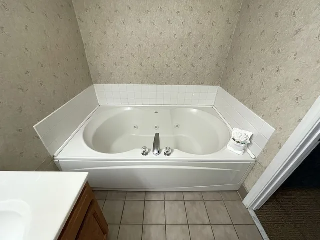 جناح بسرير كينج مع أريكة بحوض جاكوزي، Smart Suites, an Ascend Collection Hotel 7/10