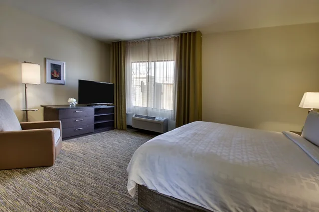 جناح بسرير كينج وسرير كوين بغرفتي نوم مع أريكة لذوي الإعاقة، Candlewood Suites Wichita East An Ihg Hotel 3/6