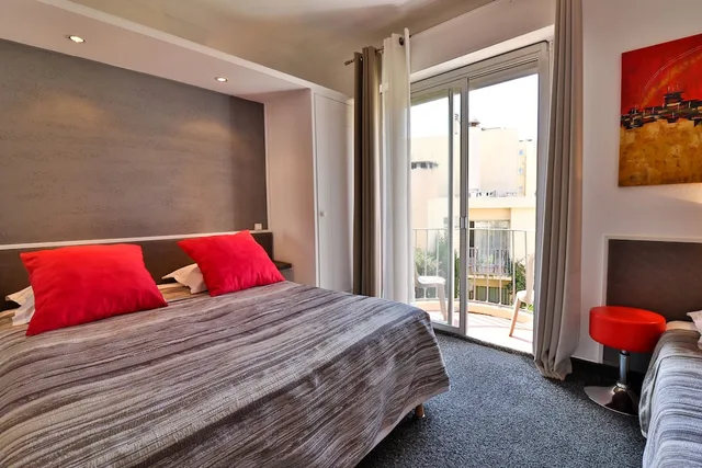 غرفة سوبيريور ثلاثية بسرير كينج وسرير فردي بشرفة، HOtel Le Chardon Bleu 1/4