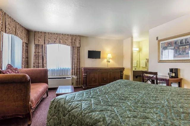 غرفة بسرير كينج لذوي الإعاقة، Rodeway Inn Magic Mountain Area 2/4