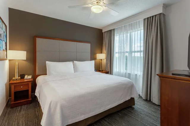 جناح بسرير كينج بغرفة نوم واحدة مع أريكة لذوي الإعاقة، Homewood Suites by Hilton Albany NY 1/2