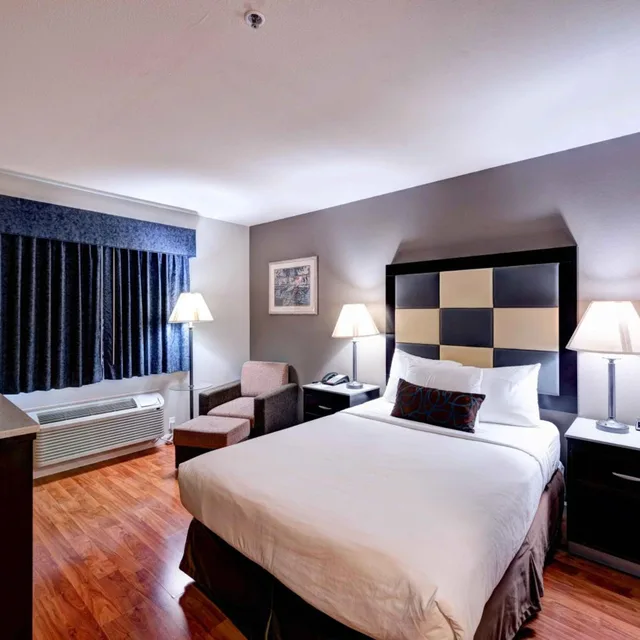 جناح بسرير كينج بجاكوزي بحوض استحمام لذوي الإعاقة، Surestay Plus Hotel By Best Western Redding 2/4