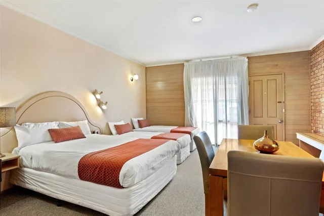غرفة بسرير كوين وسريرين منفصلين، Quality Inn Colonial 2/2
