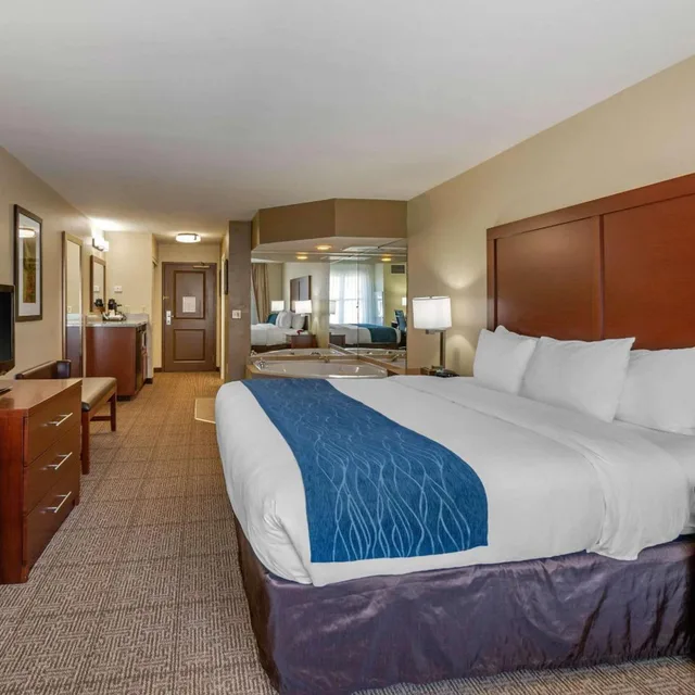 جناح بسرير كينج بحوض جاكوزي، Comfort Inn & Suites Northern Kentucky 1/9