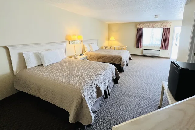 Deluxe, 2 Queen Beds, Patio, Courtyard Area، Court Plaza Inn & Suites 3/6
