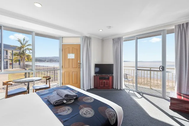 غرفة سوبيريور كبيرة بسرير كوين وسرير فردي بإطلالة على البحر بشرفة، Best Western Port Lincoln 4/5