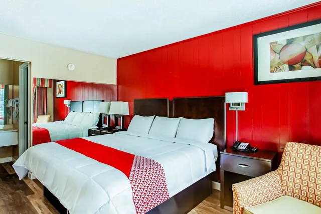 King Bed, OYO Hotel Ridgeland East 2/5