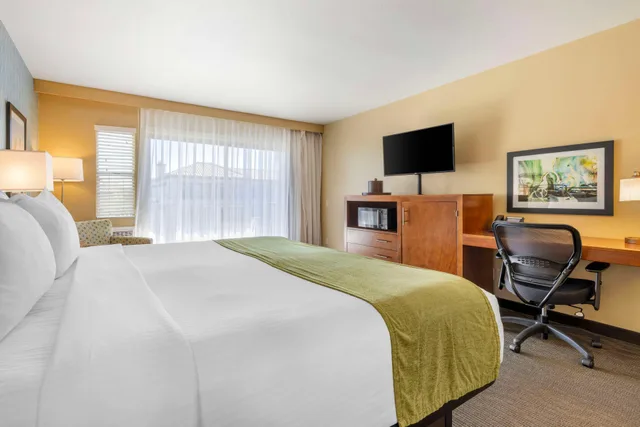 غرفة بسرير كينج بشرفة بإطلالة جزئية على البحر، Best Western Plus Beach View Lodge 6/10