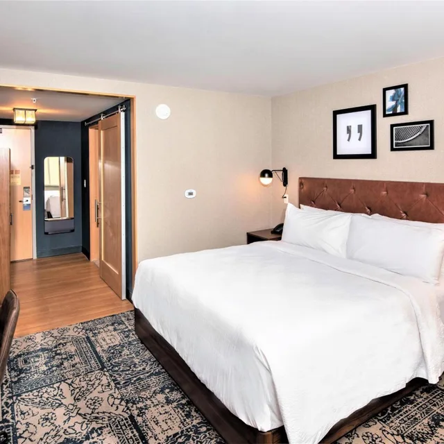 غرفة بسرير كينج بحوض استحمام لذوي الإعاقة، Four Points by Sheraton Albany 1/10