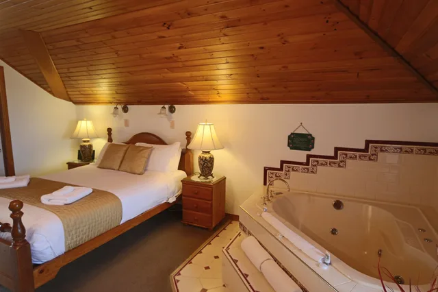 Spa, Suite, Queen Bed، Swansea Cottages & Motel Suites 2/10