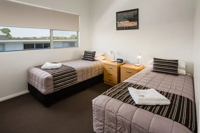 شقة ديلوكس بسريرين منفصلين وسريرين كينج بإطلالة على الفناء بغرفتي نوم بمطبخ، Charlestown Executive Apartments 7/10