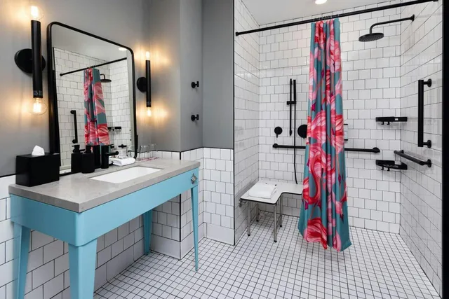 Specialty, Suite, Queen Bed, Accessible، Moxy Madison Downtown 1/1