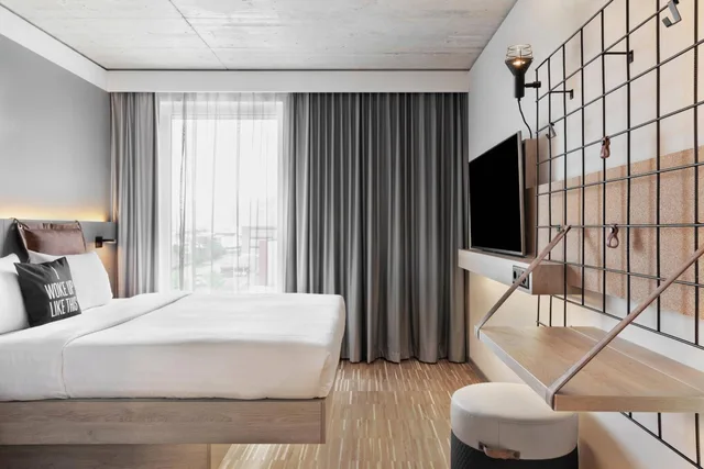 Moxy Sleeper, Guest Room, Queen Bed، Moxy Rapperswil 1/6