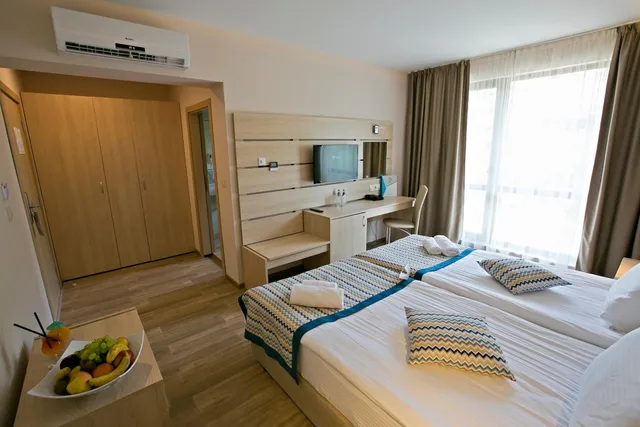 Deluxe, Double Bed, Side Sea View, Balcony، Royal Grand Hotel & Spa 1/7