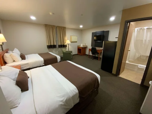 غرفة قياسية بسريرين كوين بمطبخ صغير، Studio6 Minot, ND 3/8