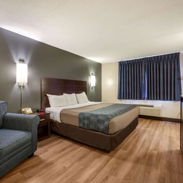 غرفة داخلية بسرير كينج، Econo Lodge Darien Lakes 3/6