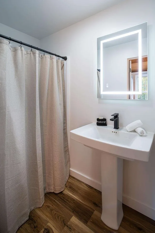 Deluxe, King Bed, The Town House Lodge 5/5