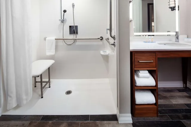 1 Bedroom, Suite, King Bed, Water View, Accessible، Homewood Suites By Hilton Boston Seaport Ma 3/3