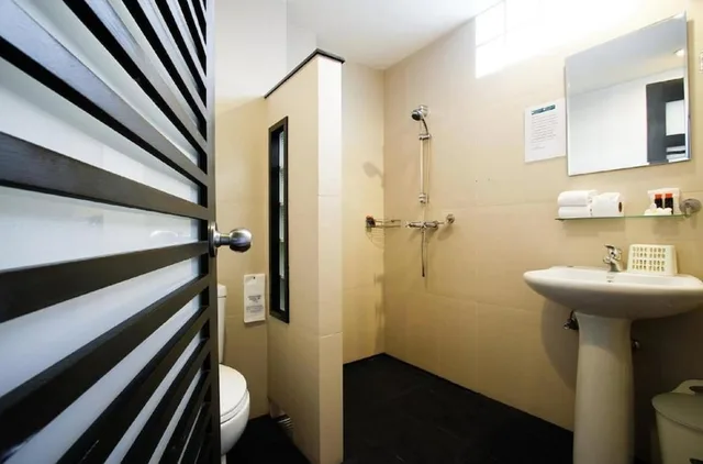 Deluxe, Queen Bed, No Window، The Yorkshire Hotel 2/2
