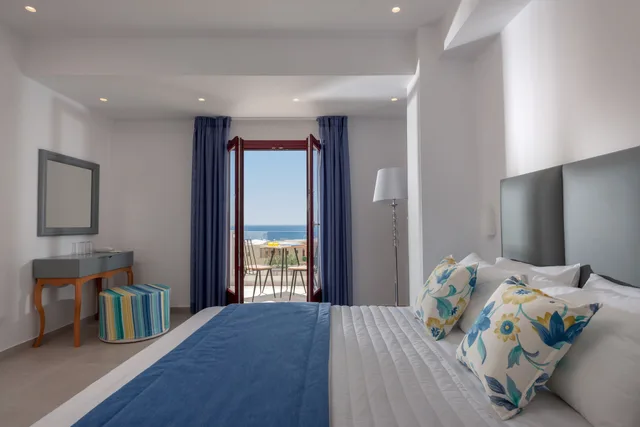 غرفة قياسية بسرير مزدوج وسرير فردي، MAR N MAR CROWN SANTORINI HOTEL AND SUITES 1/3