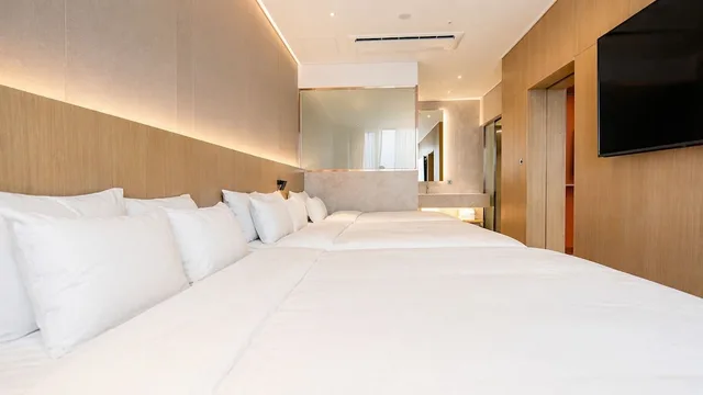 Suite, 1 King and 1 Single Beds, Hotel Laon 10/10