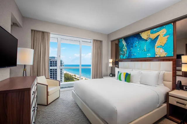 جناح بسريرين كوين بغرفة نوم واحدة بإطلالة جزئية على البحر لذوي الإعاقة، Conrad Fort Lauderdale Beach 1/6